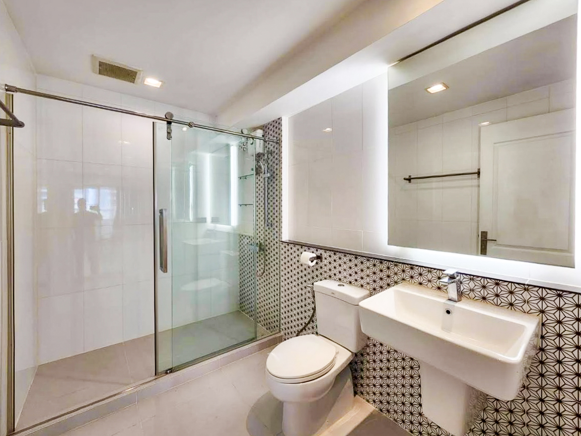 Renovated 3-bedroom condo for rent in Phrom Phong, Sukhumvit 24. 131 sqm, 3 beds, 3 baths, 8th floor, fully furnished with Smart TV and private laundry. Walk to BTS, EmQuartier, and Benjasiri Park. Rent: 75,000 THB/month.