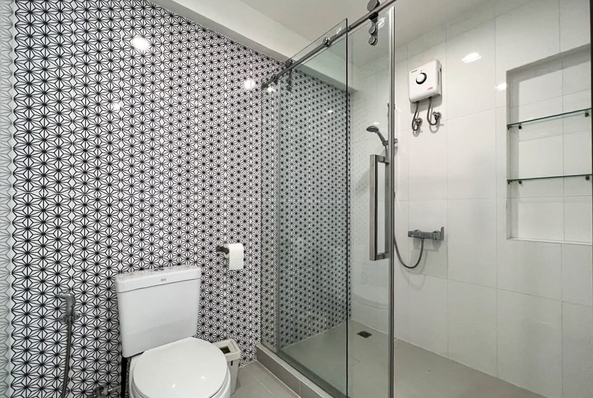Renovated 3-bedroom condo for rent in Phrom Phong, Sukhumvit 24. 131 sqm, 3 beds, 3 baths, 8th floor, fully furnished with Smart TV and private laundry. Walk to BTS, EmQuartier, and Benjasiri Park. Rent: 75,000 THB/month.