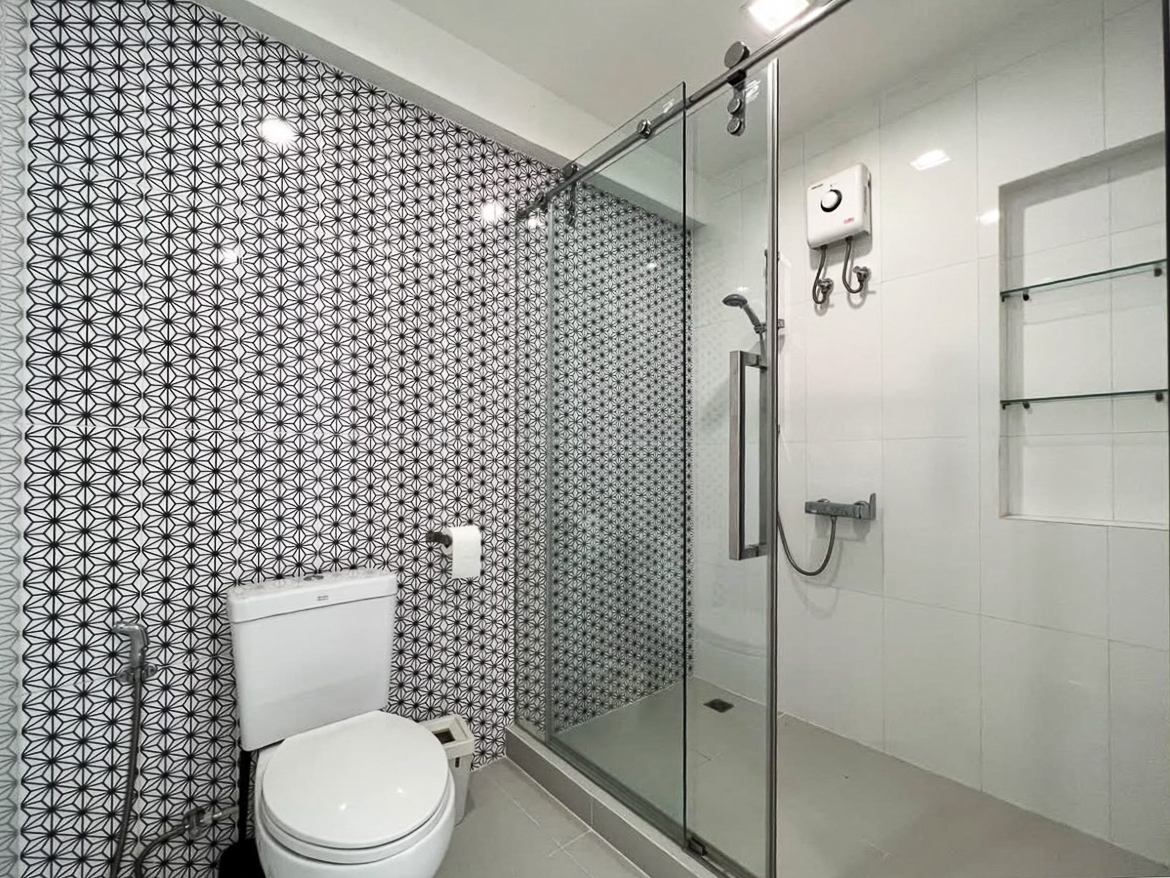 Renovated 3-bedroom condo for rent in Phrom Phong, Sukhumvit 24. 131 sqm, 3 beds, 3 baths, 8th floor, fully furnished with Smart TV and private laundry. Walk to BTS, EmQuartier, and Benjasiri Park. Rent: 75,000 THB/month.