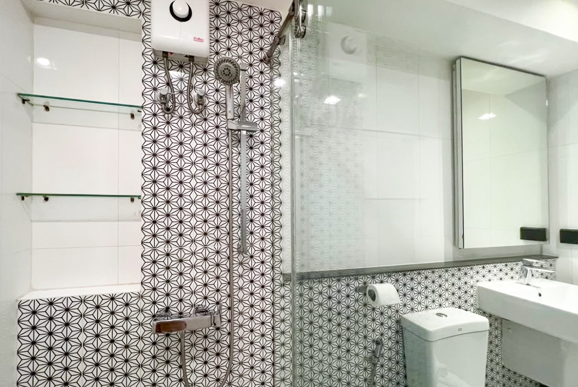 Renovated 3-bedroom condo for rent in Phrom Phong, Sukhumvit 24. 131 sqm, 3 beds, 3 baths, 8th floor, fully furnished with Smart TV and private laundry. Walk to BTS, EmQuartier, and Benjasiri Park. Rent: 75,000 THB/month.