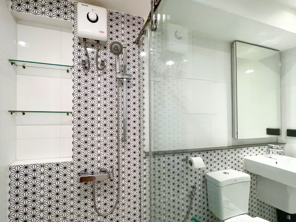 Renovated 3-bedroom condo for rent in Phrom Phong, Sukhumvit 24. 131 sqm, 3 beds, 3 baths, 8th floor, fully furnished with Smart TV and private laundry. Walk to BTS, EmQuartier, and Benjasiri Park. Rent: 75,000 THB/month.