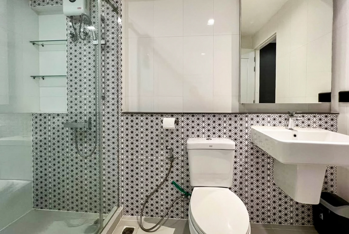 Renovated 3-bedroom condo for rent in Phrom Phong, Sukhumvit 24. 131 sqm, 3 beds, 3 baths, 8th floor, fully furnished with Smart TV and private laundry. Walk to BTS, EmQuartier, and Benjasiri Park. Rent: 75,000 THB/month.