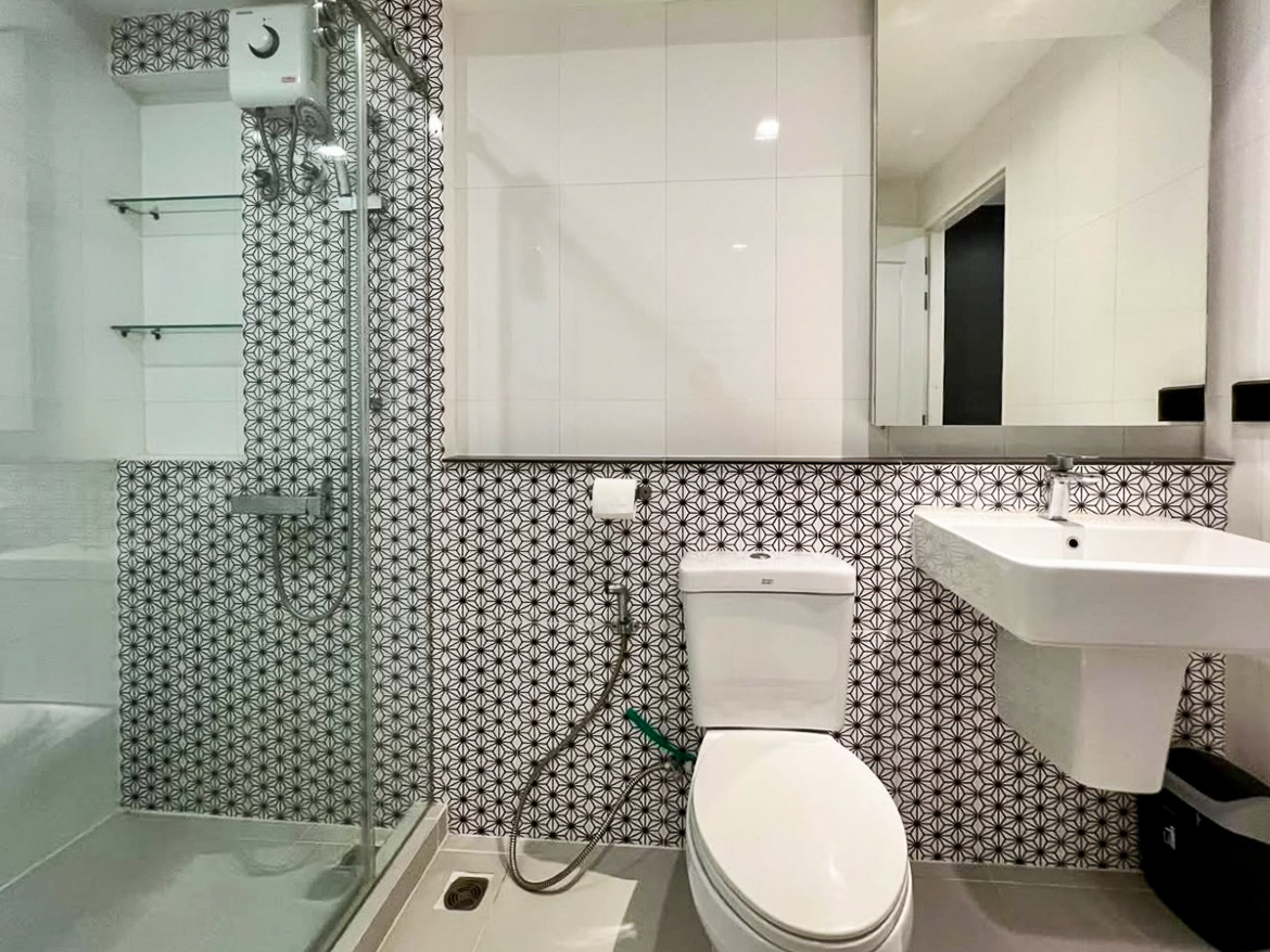 Renovated 3-bedroom condo for rent in Phrom Phong, Sukhumvit 24. 131 sqm, 3 beds, 3 baths, 8th floor, fully furnished with Smart TV and private laundry. Walk to BTS, EmQuartier, and Benjasiri Park. Rent: 75,000 THB/month.