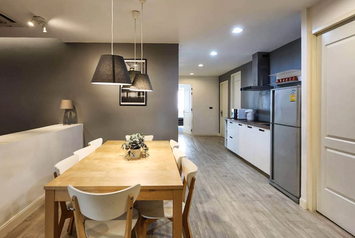 Renovated 3-bedroom condo for rent in Phrom Phong, Sukhumvit 24. 131 sqm, 3 beds, 3 baths, 8th floor, fully furnished with Smart TV and private laundry. Walk to BTS, EmQuartier, and Benjasiri Park. Rent: 75,000 THB/month.
