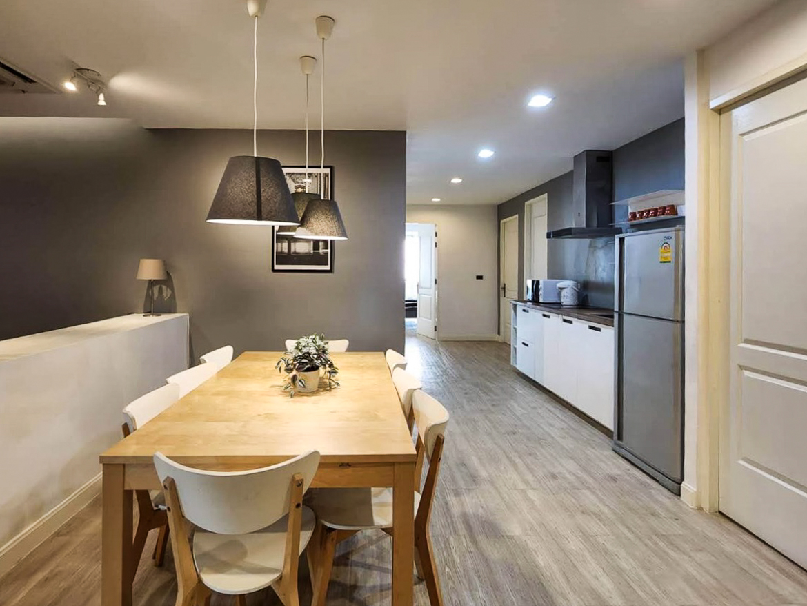 Renovated 3-bedroom condo for rent in Phrom Phong, Sukhumvit 24. 131 sqm, 3 beds, 3 baths, 8th floor, fully furnished with Smart TV and private laundry. Walk to BTS, EmQuartier, and Benjasiri Park. Rent: 75,000 THB/month.