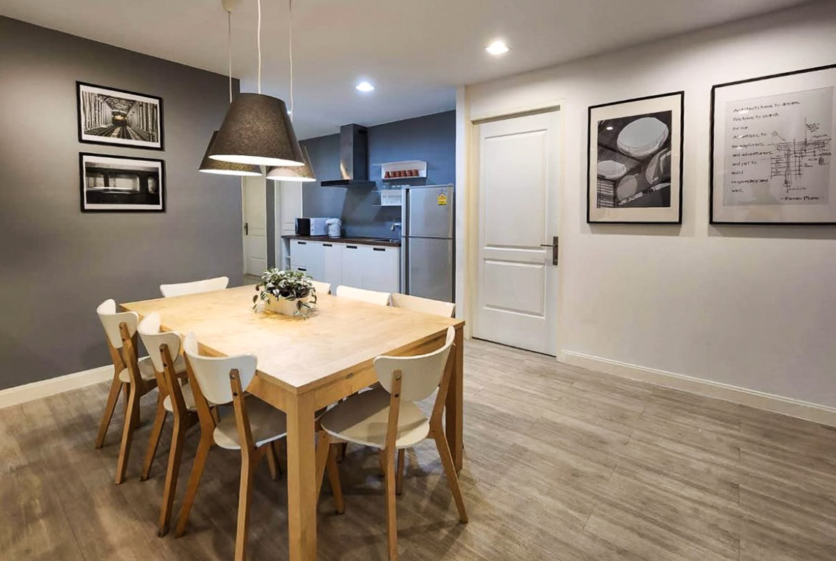 Renovated 3-bedroom condo for rent in Phrom Phong, Sukhumvit 24. 131 sqm, 3 beds, 3 baths, 8th floor, fully furnished with Smart TV and private laundry. Walk to BTS, EmQuartier, and Benjasiri Park. Rent: 75,000 THB/month.