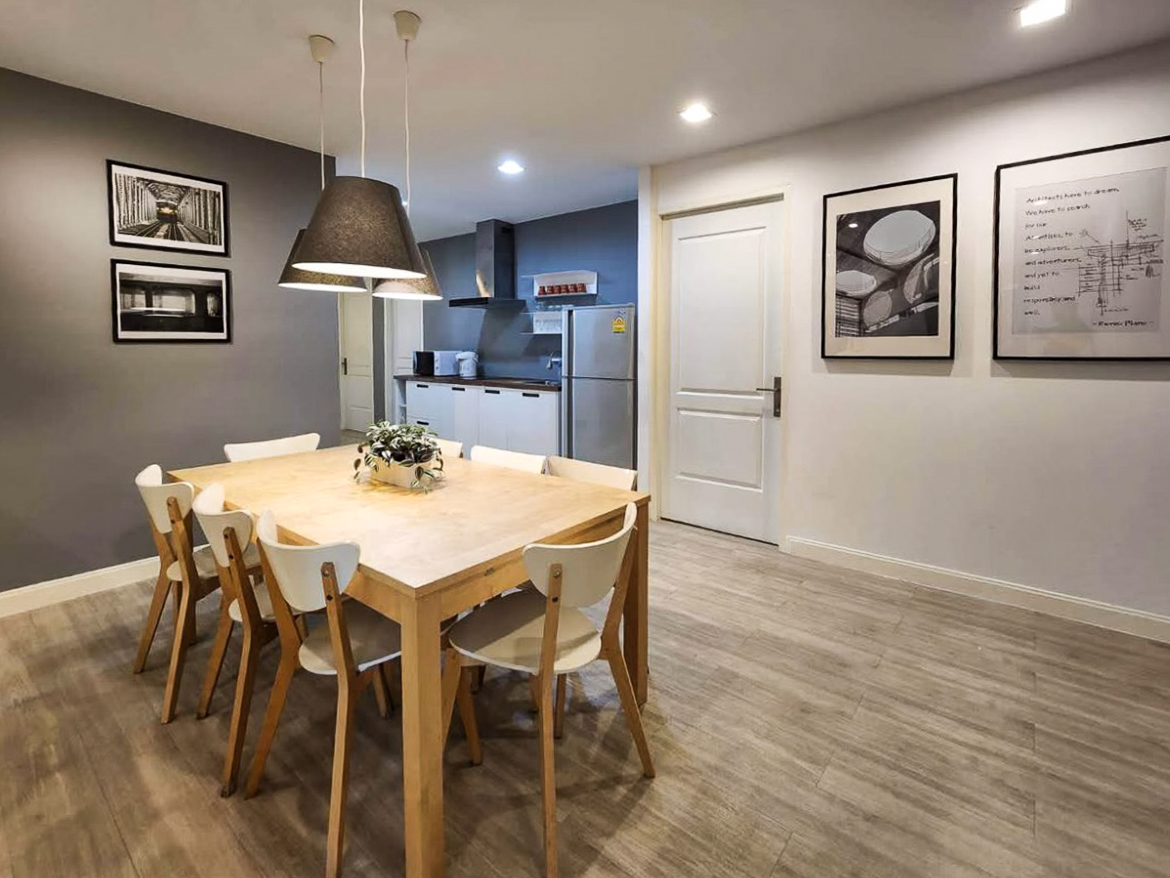 Renovated 3-bedroom condo for rent in Phrom Phong, Sukhumvit 24. 131 sqm, 3 beds, 3 baths, 8th floor, fully furnished with Smart TV and private laundry. Walk to BTS, EmQuartier, and Benjasiri Park. Rent: 75,000 THB/month.