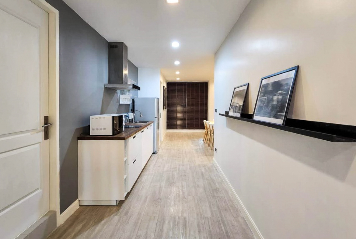 Renovated 3-bedroom condo for rent in Phrom Phong, Sukhumvit 24. 131 sqm, 3 beds, 3 baths, 8th floor, fully furnished with Smart TV and private laundry. Walk to BTS, EmQuartier, and Benjasiri Park. Rent: 75,000 THB/month.
