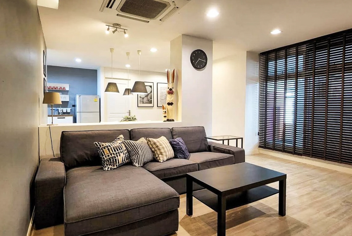 Renovated 3-bedroom condo for rent in Phrom Phong, Sukhumvit 24. 131 sqm, 3 beds, 3 baths, 8th floor, fully furnished with Smart TV and private laundry. Walk to BTS, EmQuartier, and Benjasiri Park. Rent: 75,000 THB/month.