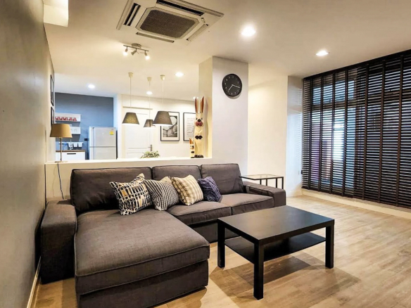 Renovated 3-bedroom condo for rent in Phrom Phong, Sukhumvit 24. 131 sqm, 3 beds, 3 baths, 8th floor, fully furnished with Smart TV and private laundry. Walk to BTS, EmQuartier, and Benjasiri Park. Rent: 75,000 THB/month.