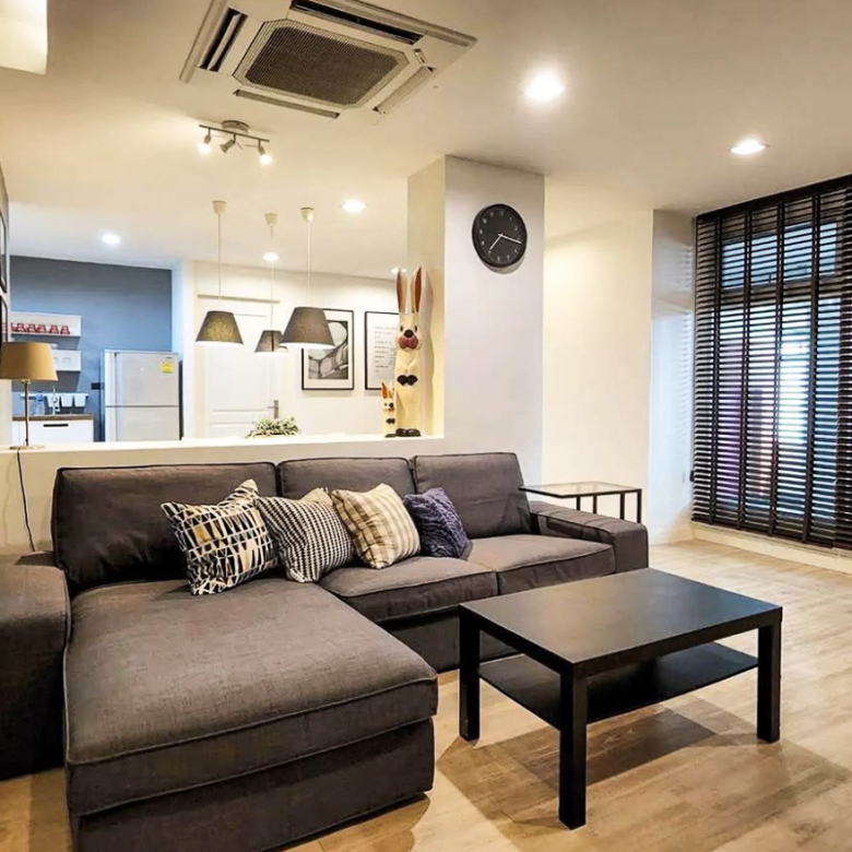 Renovated 3-bedroom condo for rent in Phrom Phong, Sukhumvit 24. 131 sqm, 3 beds, 3 baths, 8th floor, fully furnished with Smart TV and private laundry. Walk to BTS, EmQuartier, and Benjasiri Park. Rent: 75,000 THB/month.
