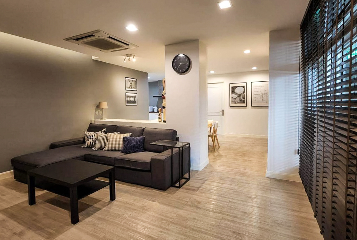 Renovated 3-bedroom condo for rent in Phrom Phong, Sukhumvit 24. 131 sqm, 3 beds, 3 baths, 8th floor, fully furnished with Smart TV and private laundry. Walk to BTS, EmQuartier, and Benjasiri Park. Rent: 75,000 THB/month.