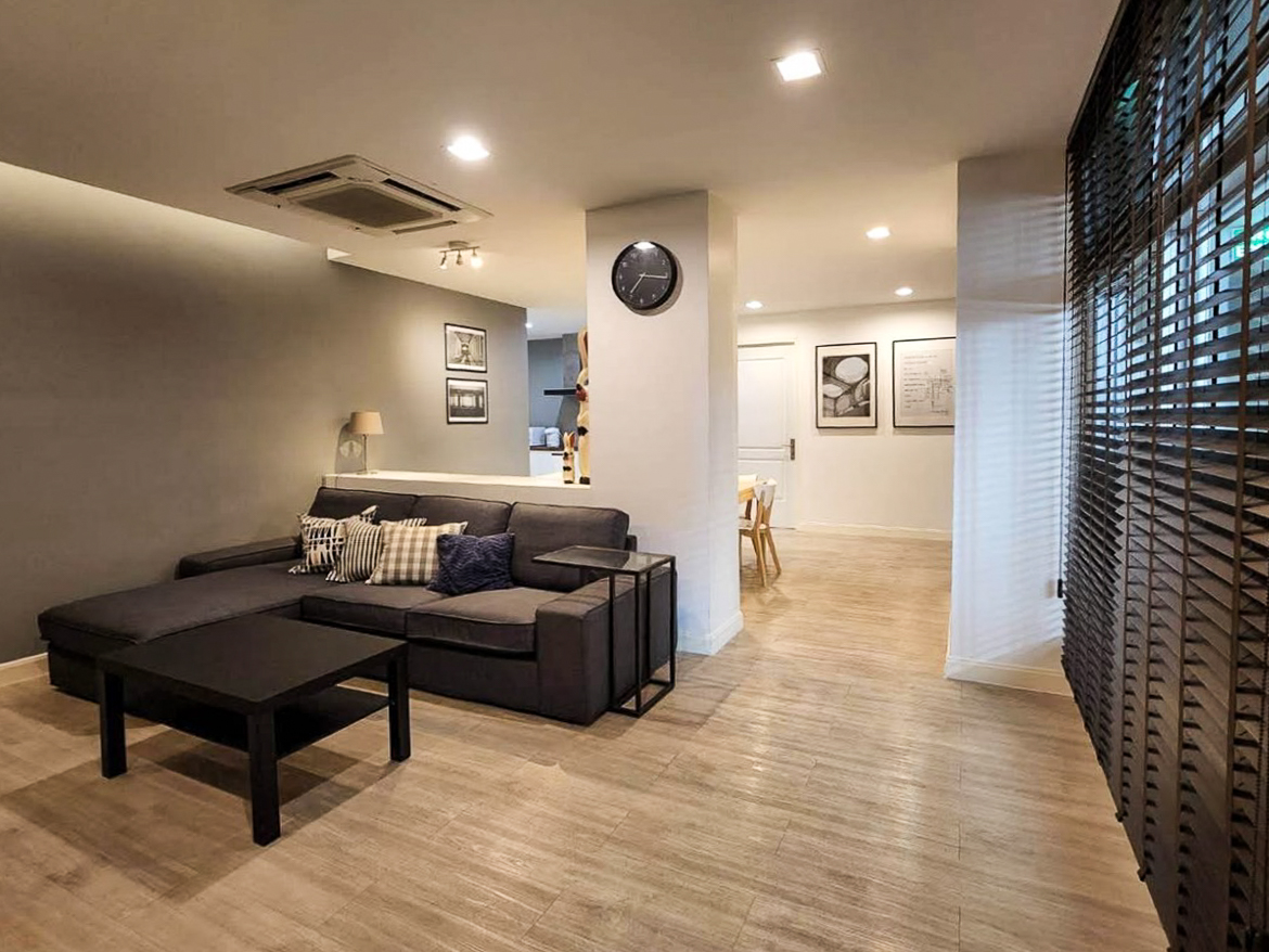 Renovated 3-bedroom condo for rent in Phrom Phong, Sukhumvit 24. 131 sqm, 3 beds, 3 baths, 8th floor, fully furnished with Smart TV and private laundry. Walk to BTS, EmQuartier, and Benjasiri Park. Rent: 75,000 THB/month.