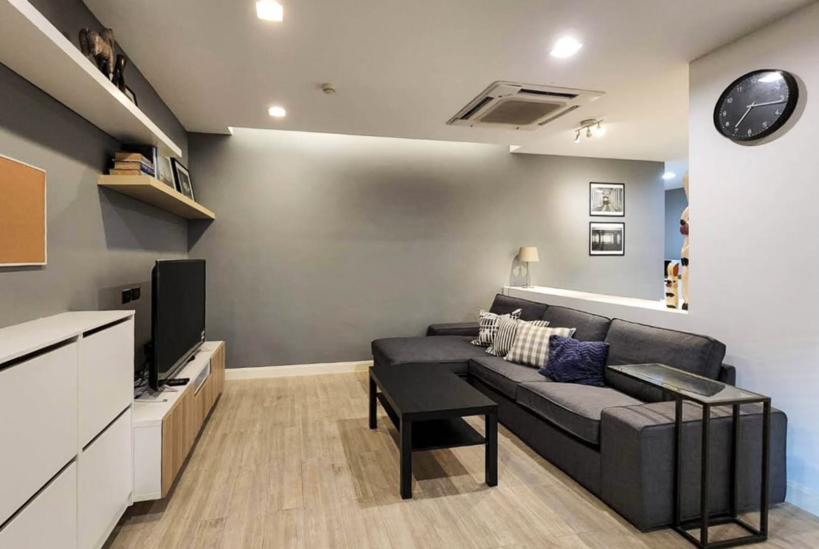 Renovated 3-bedroom condo for rent in Phrom Phong, Sukhumvit 24. 131 sqm, 3 beds, 3 baths, 8th floor, fully furnished with Smart TV and private laundry. Walk to BTS, EmQuartier, and Benjasiri Park. Rent: 75,000 THB/month.