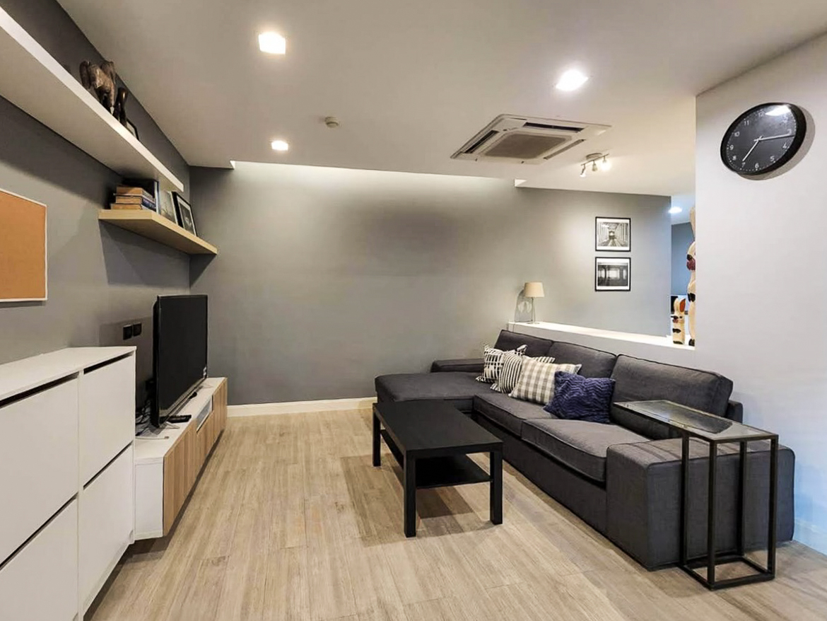 Renovated 3-bedroom condo for rent in Phrom Phong, Sukhumvit 24. 131 sqm, 3 beds, 3 baths, 8th floor, fully furnished with Smart TV and private laundry. Walk to BTS, EmQuartier, and Benjasiri Park. Rent: 75,000 THB/month.