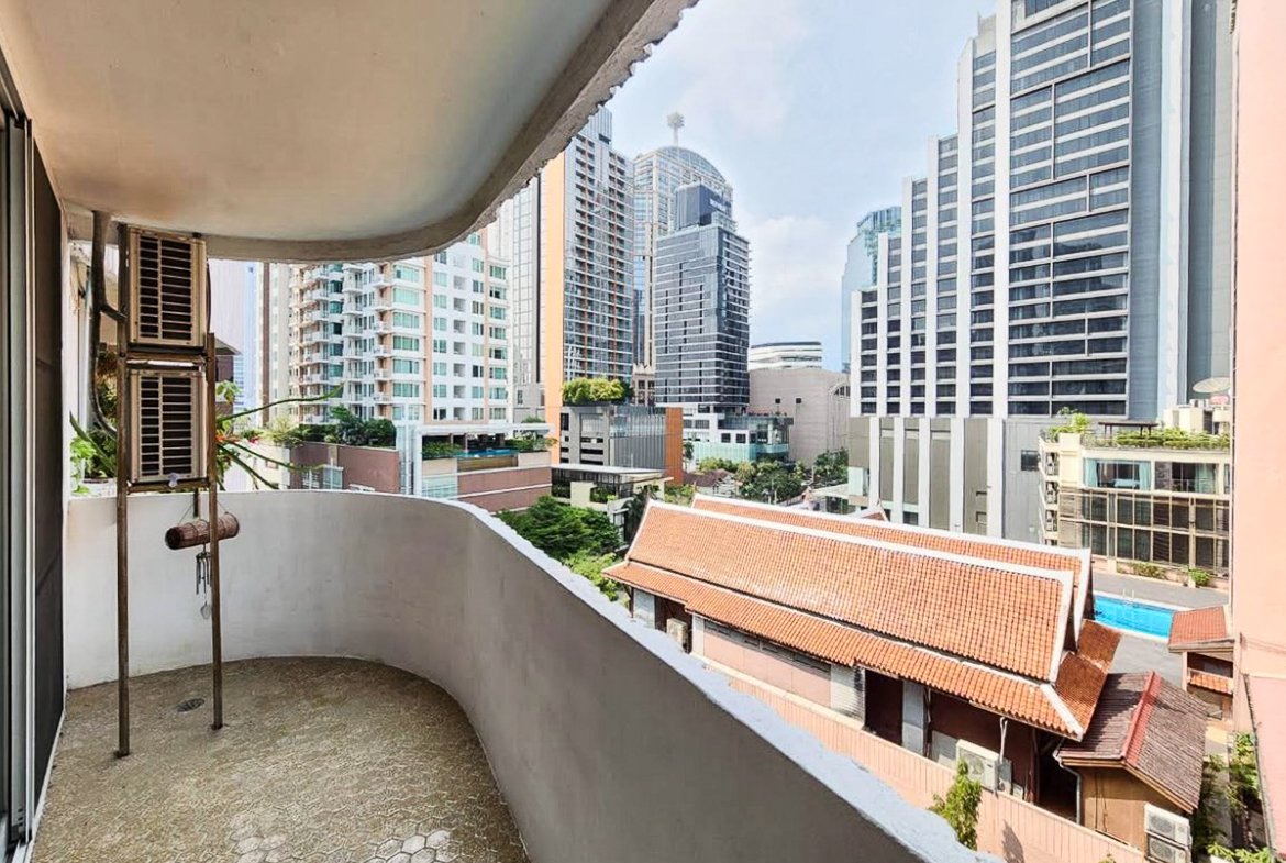 Renovated 3-bedroom condo for rent in Phrom Phong, Sukhumvit 24. 131 sqm, 3 beds, 3 baths, 8th floor, fully furnished with Smart TV and private laundry. Walk to BTS, EmQuartier, and Benjasiri Park. Rent: 75,000 THB/month.
