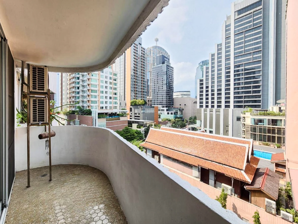 Renovated 3-bedroom condo for rent in Phrom Phong, Sukhumvit 24. 131 sqm, 3 beds, 3 baths, 8th floor, fully furnished with Smart TV and private laundry. Walk to BTS, EmQuartier, and Benjasiri Park. Rent: 75,000 THB/month.