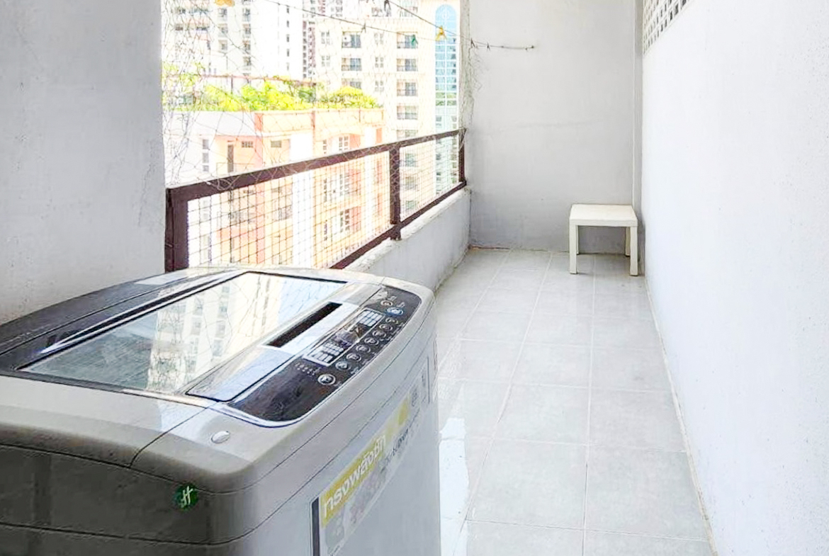 Renovated 3-bedroom condo for rent in Phrom Phong, Sukhumvit 24. 131 sqm, 3 beds, 3 baths, 8th floor, fully furnished with Smart TV and private laundry. Walk to BTS, EmQuartier, and Benjasiri Park. Rent: 75,000 THB/month.