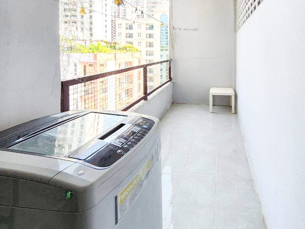 Renovated 3-bedroom condo for rent in Phrom Phong, Sukhumvit 24. 131 sqm, 3 beds, 3 baths, 8th floor, fully furnished with Smart TV and private laundry. Walk to BTS, EmQuartier, and Benjasiri Park. Rent: 75,000 THB/month.
