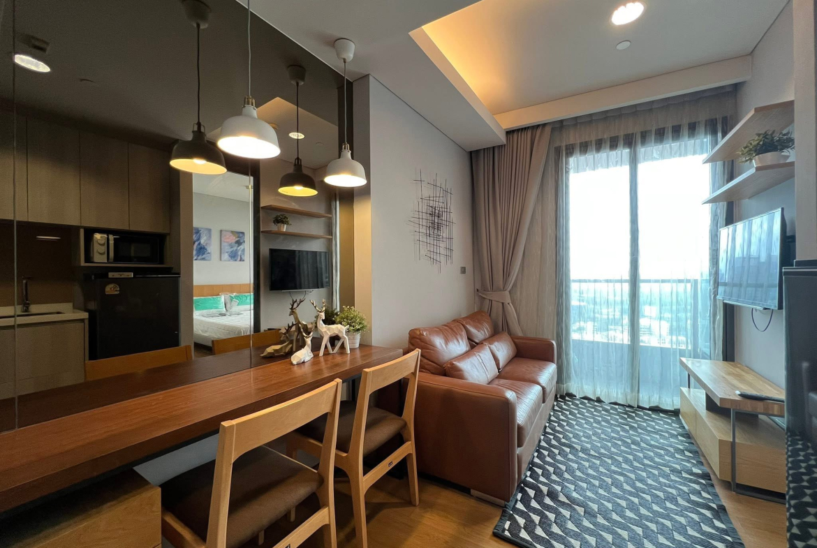 For rent: 1-bedroom condo at The Lumpini 24 on the 23rd floor with QNCC view. Fully furnished, high floor, near BTS Phrom Phong and EmDistrict. Rent 22,000 THB/month.