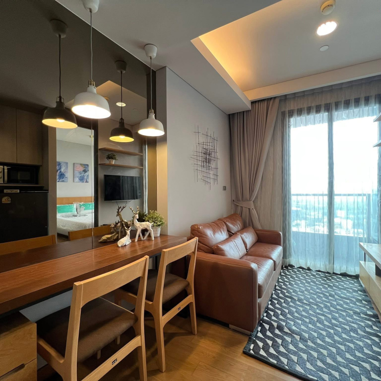 For rent: 1-bedroom condo at The Lumpini 24 on the 23rd floor with QNCC view. Fully furnished, high floor, near BTS Phrom Phong and EmDistrict. Rent 22,000 THB/month.