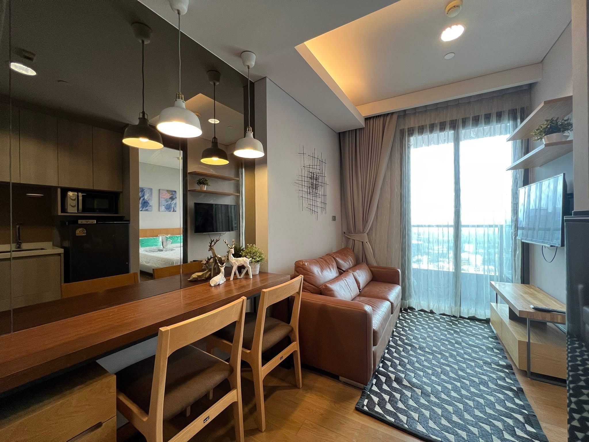 For rent: 1-bedroom condo at The Lumpini 24 on the 23rd floor with QNCC view. Fully furnished, high floor, near BTS Phrom Phong and EmDistrict. Rent 22,000 THB/month.