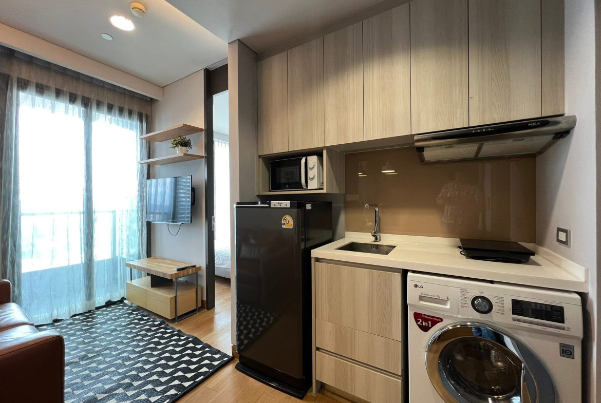 For rent: 1-bedroom condo at The Lumpini 24 on the 23rd floor with QNCC view. Fully furnished, high floor, near BTS Phrom Phong and EmDistrict. Rent 22,000 THB/month.