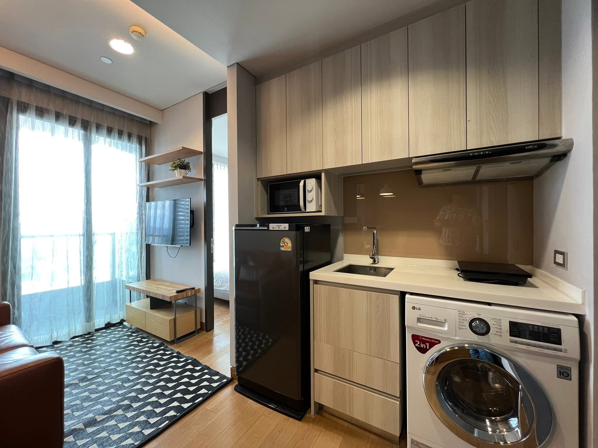 For rent: 1-bedroom condo at The Lumpini 24 on the 23rd floor with QNCC view. Fully furnished, high floor, near BTS Phrom Phong and EmDistrict. Rent 22,000 THB/month.