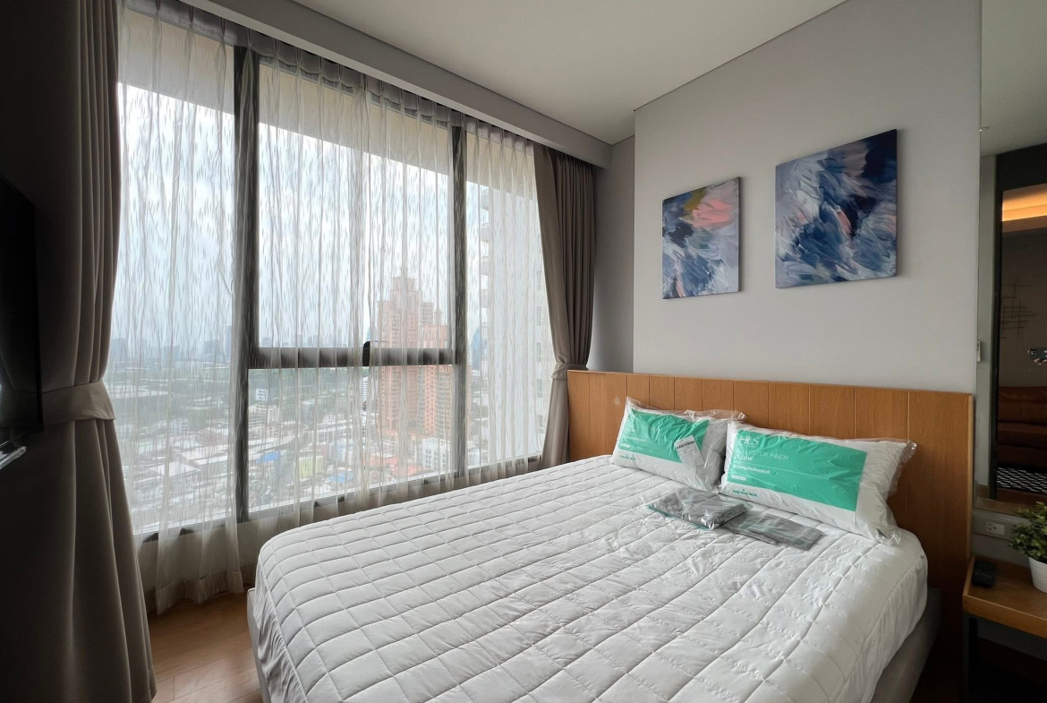 For rent: 1-bedroom condo at The Lumpini 24 on the 23rd floor with QNCC view. Fully furnished, high floor, near BTS Phrom Phong and EmDistrict. Rent 22,000 THB/month.
