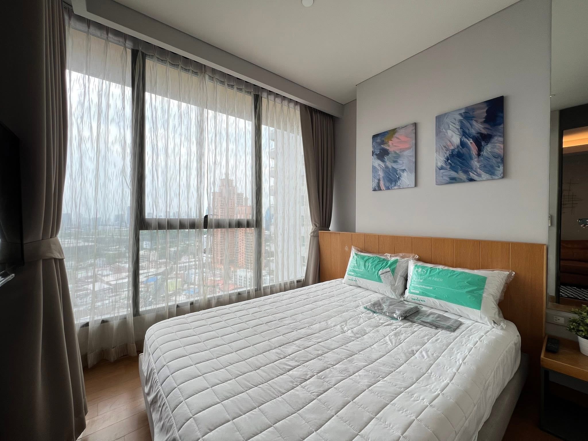 For rent: 1-bedroom condo at The Lumpini 24 on the 23rd floor with QNCC view. Fully furnished, high floor, near BTS Phrom Phong and EmDistrict. Rent 22,000 THB/month.