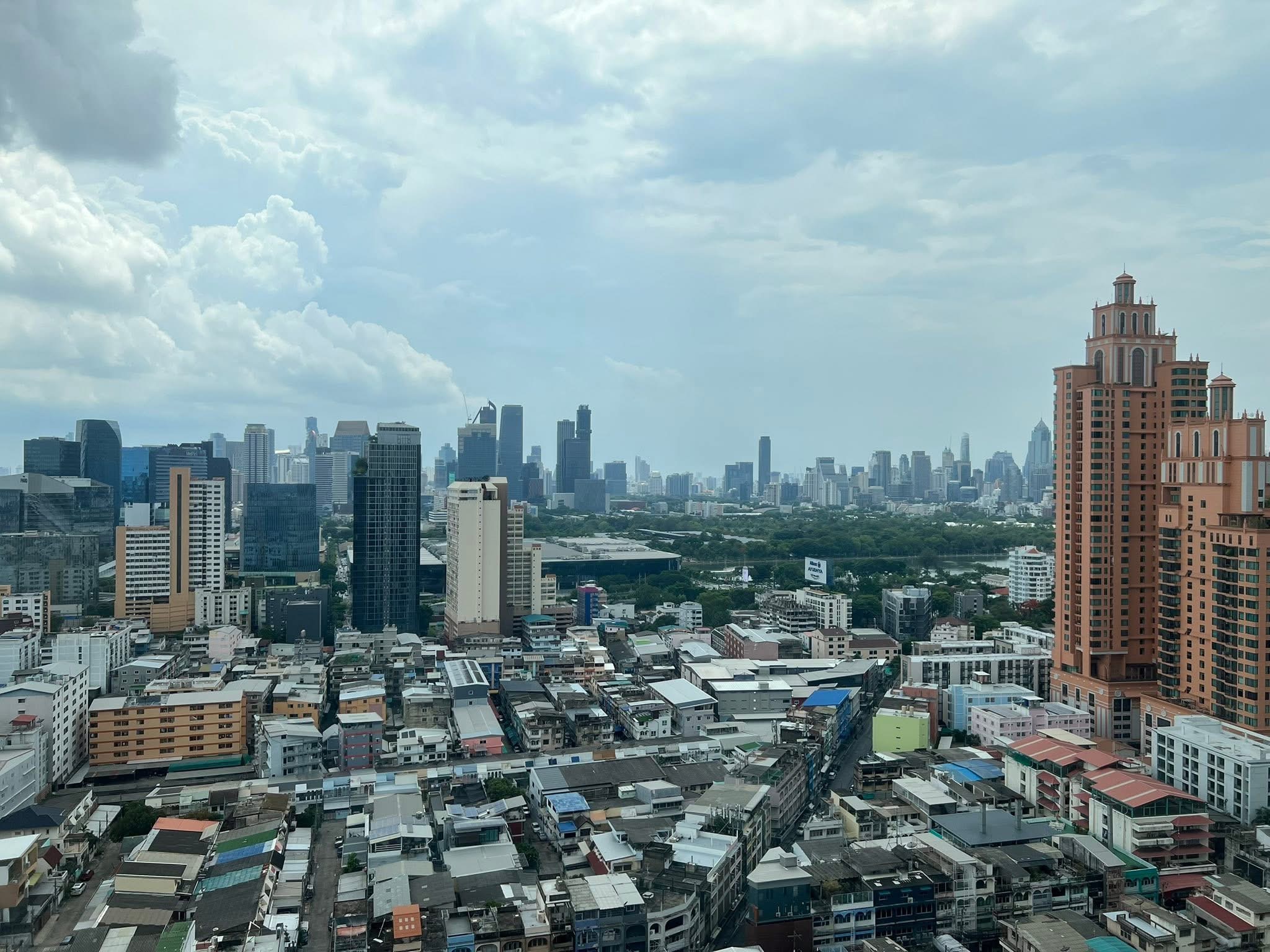 For rent: 1-bedroom condo at The Lumpini 24 on the 23rd floor with QNCC view. Fully furnished, high floor, near BTS Phrom Phong and EmDistrict. Rent 22,000 THB/month.