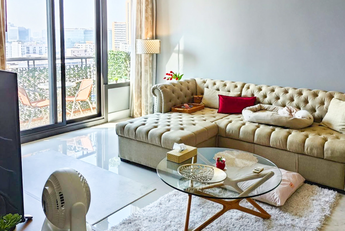Pet-friendly 2-bedroom condo for rent at Aguston Sukhumvit 22, 90 sqm on the 10th floor. Fully furnished, no earthquake damage, free daytime dog run access. Rent 65,000 THB/month.