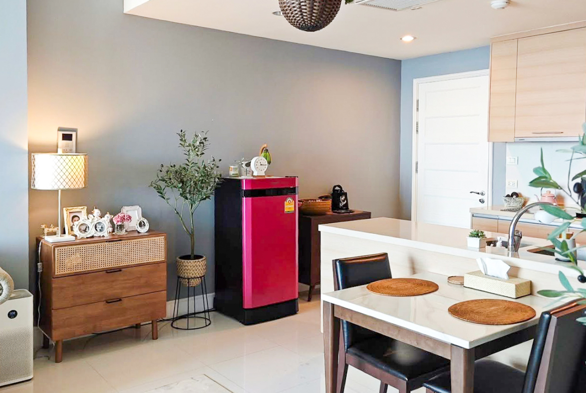 Pet-friendly 2-bedroom condo for rent at Aguston Sukhumvit 22, 90 sqm on the 10th floor. Fully furnished, no earthquake damage, free daytime dog run access. Rent 65,000 THB/month.