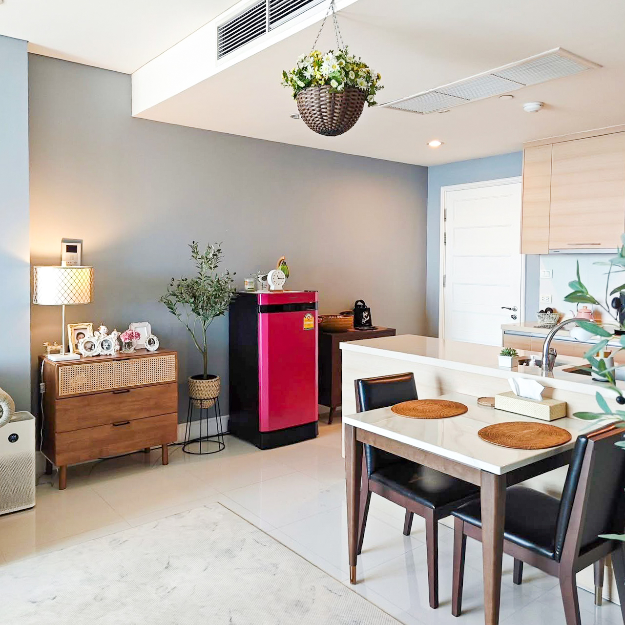 Pet-friendly 2-bedroom condo for rent at Aguston Sukhumvit 22, 90 sqm on the 10th floor. Fully furnished, no earthquake damage, free daytime dog run access. Rent 65,000 THB/month.