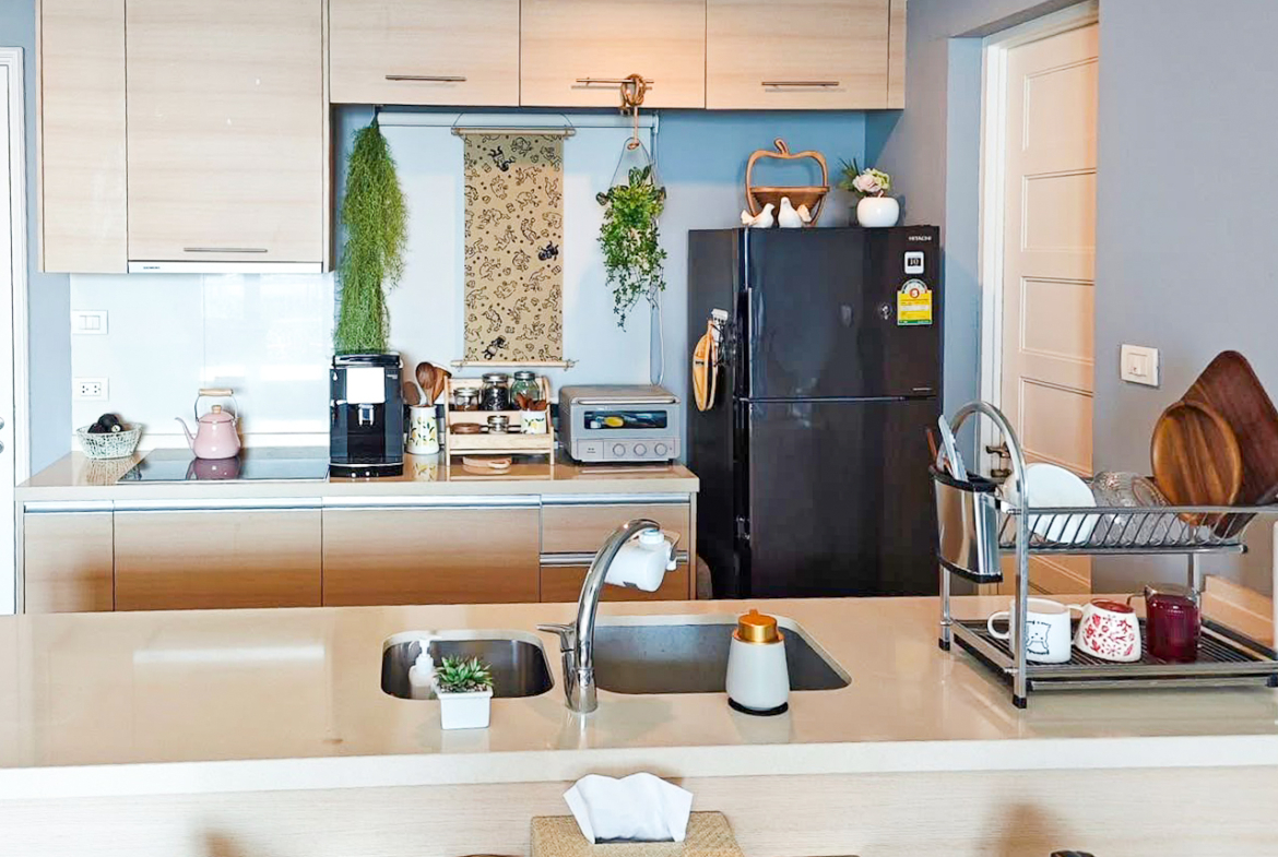 Pet-friendly 2-bedroom condo for rent at Aguston Sukhumvit 22, 90 sqm on the 10th floor. Fully furnished, no earthquake damage, free daytime dog run access. Rent 65,000 THB/month.