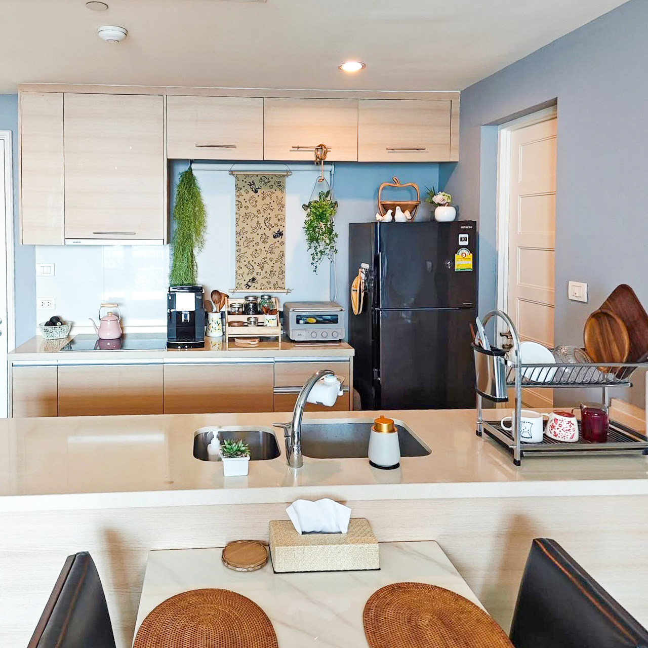 Pet-friendly 2-bedroom condo for rent at Aguston Sukhumvit 22, 90 sqm on the 10th floor. Fully furnished, no earthquake damage, free daytime dog run access. Rent 65,000 THB/month.