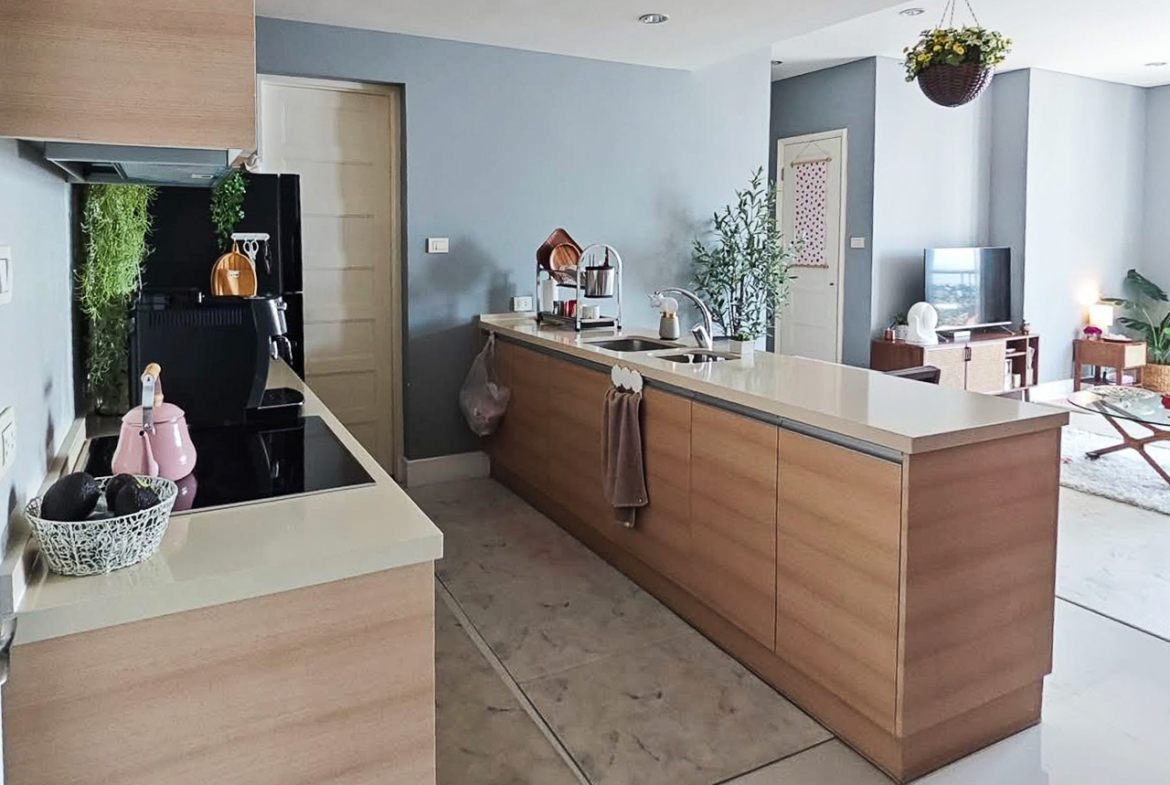 Pet-friendly 2-bedroom condo for rent at Aguston Sukhumvit 22, 90 sqm on the 10th floor. Fully furnished, no earthquake damage, free daytime dog run access. Rent 65,000 THB/month.