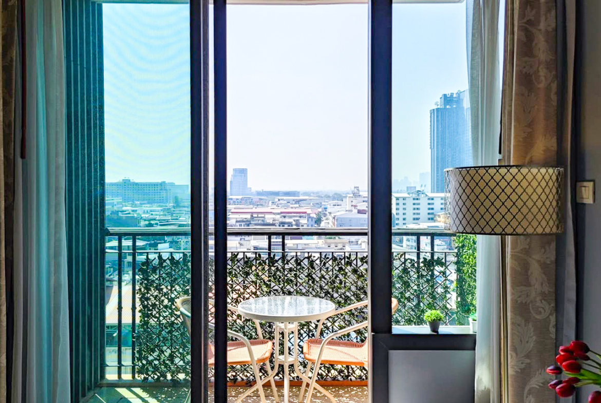 Pet-friendly 2-bedroom condo for rent at Aguston Sukhumvit 22, 90 sqm on the 10th floor. Fully furnished, no earthquake damage, free daytime dog run access. Rent 65,000 THB/month.