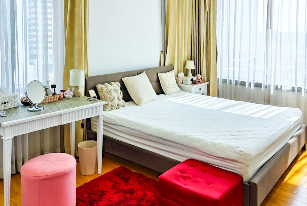 Pet-friendly 2-bedroom condo for rent at Aguston Sukhumvit 22, 90 sqm on the 10th floor. Fully furnished, no earthquake damage, free daytime dog run access. Rent 65,000 THB/month.