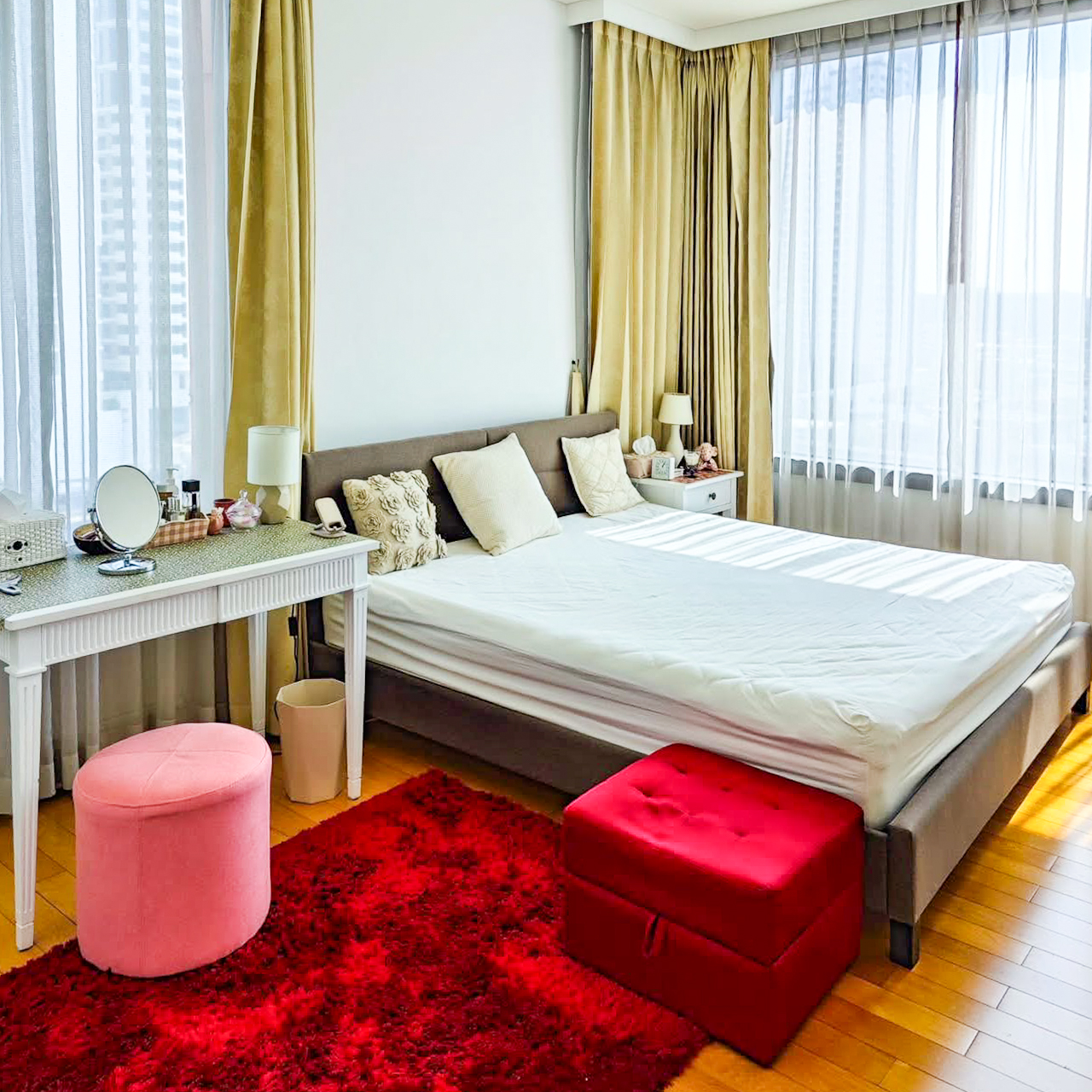 Pet-friendly 2-bedroom condo for rent at Aguston Sukhumvit 22, 90 sqm on the 10th floor. Fully furnished, no earthquake damage, free daytime dog run access. Rent 65,000 THB/month.