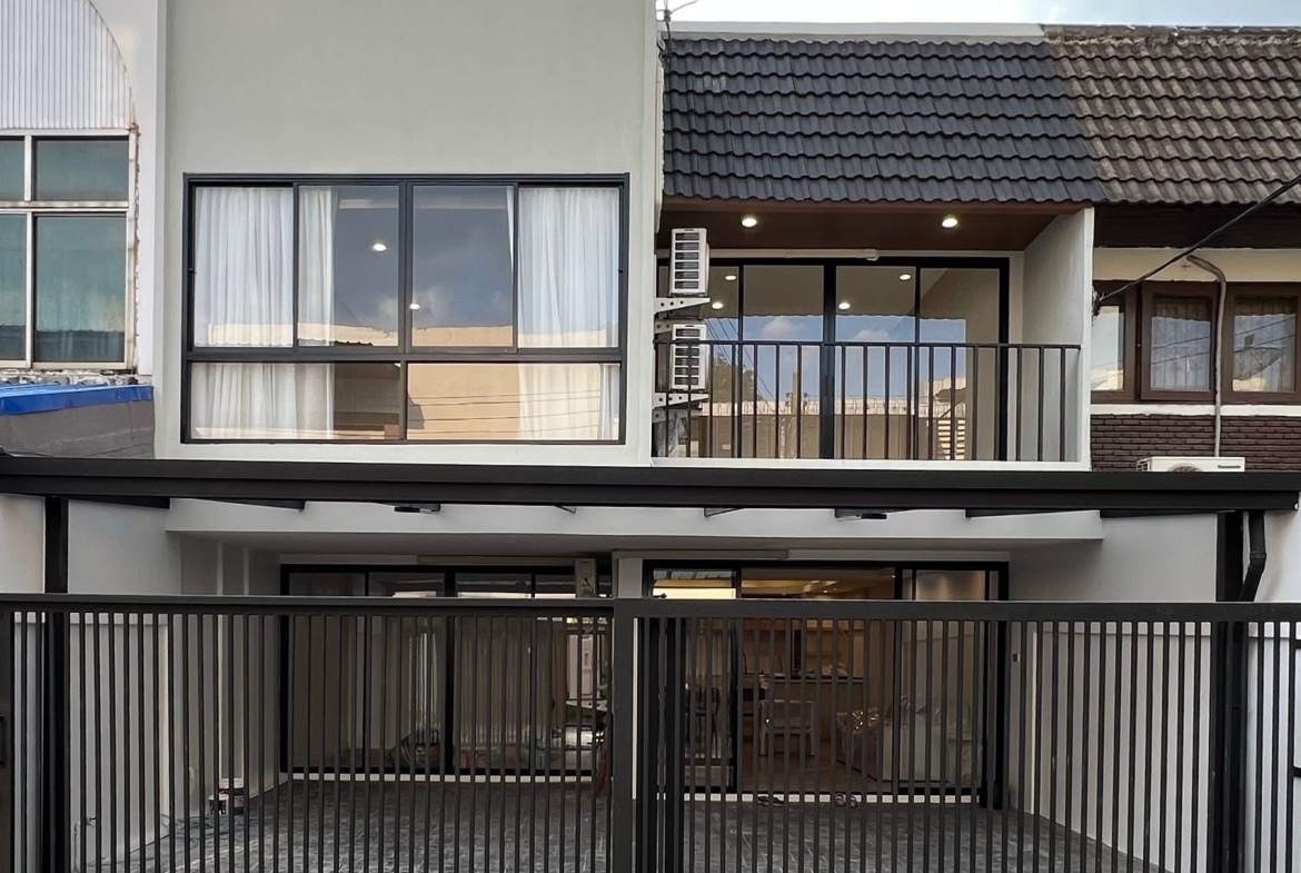 House for sale in Ekkamai