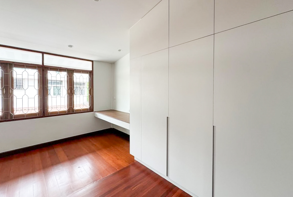 For rent: Fully renovated 4-bedroom house in Pridi Banomyong 25 (Ekkamai Soi 10), just 750m from Sukhumvit 71. 450 sqm of living space on 143 sq.wah land, 6+ parking, 2 kitchens, spacious layout, no pets, ready to move in.