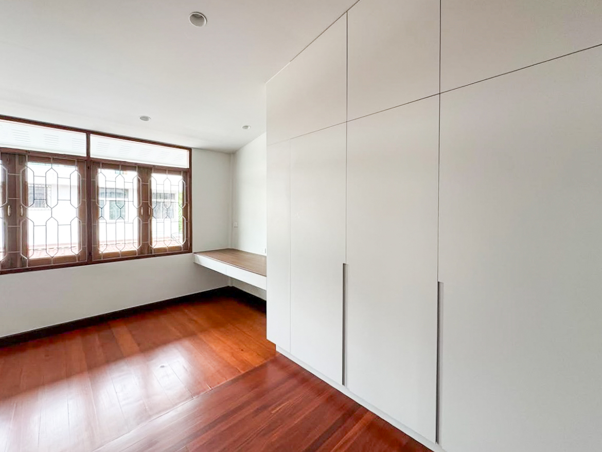 For rent: Fully renovated 4-bedroom house in Pridi Banomyong 25 (Ekkamai Soi 10), just 750m from Sukhumvit 71. 450 sqm of living space on 143 sq.wah land, 6+ parking, 2 kitchens, spacious layout, no pets, ready to move in.