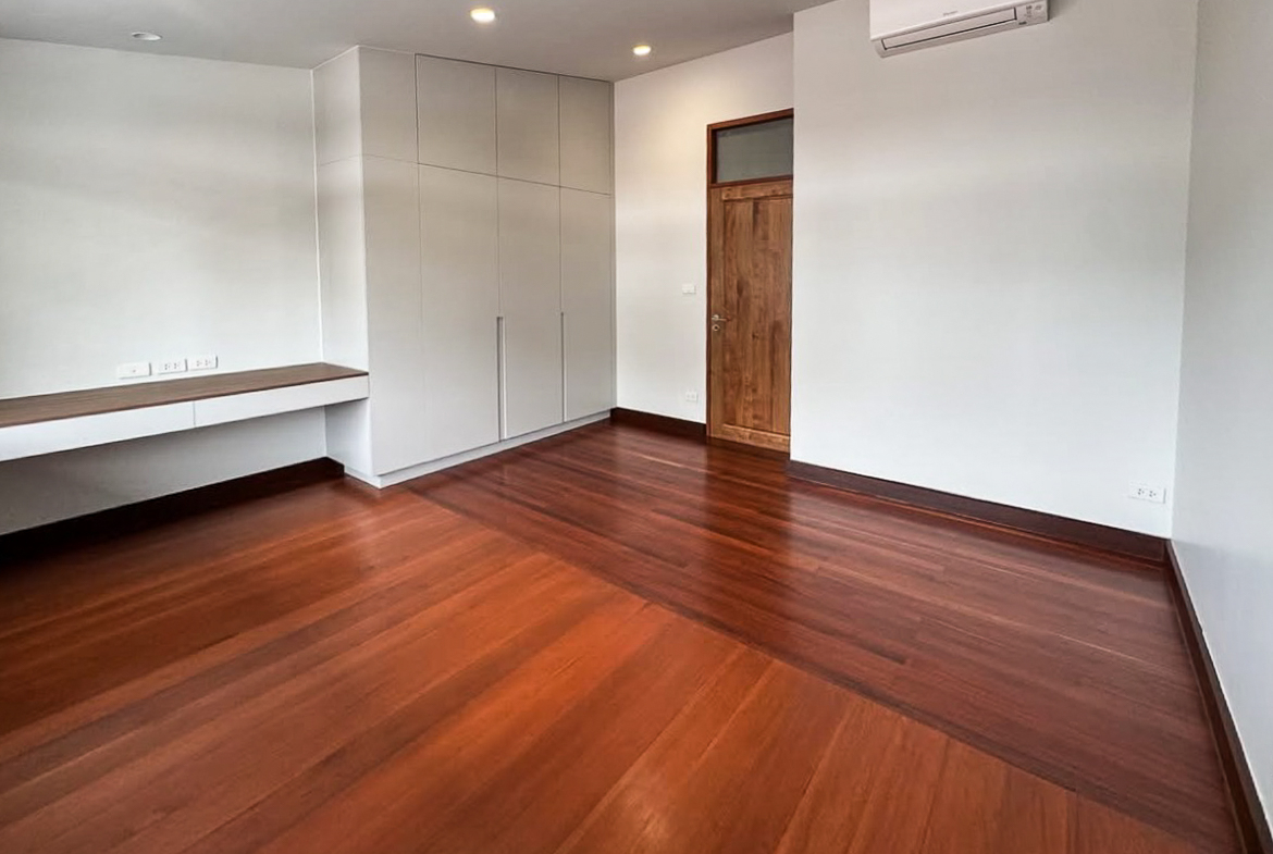 For rent: Fully renovated 4-bedroom house in Pridi Banomyong 25 (Ekkamai Soi 10), just 750m from Sukhumvit 71. 450 sqm of living space on 143 sq.wah land, 6+ parking, 2 kitchens, spacious layout, no pets, ready to move in.