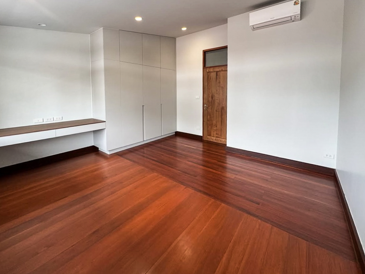 For rent: Fully renovated 4-bedroom house in Pridi Banomyong 25 (Ekkamai Soi 10), just 750m from Sukhumvit 71. 450 sqm of living space on 143 sq.wah land, 6+ parking, 2 kitchens, spacious layout, no pets, ready to move in.