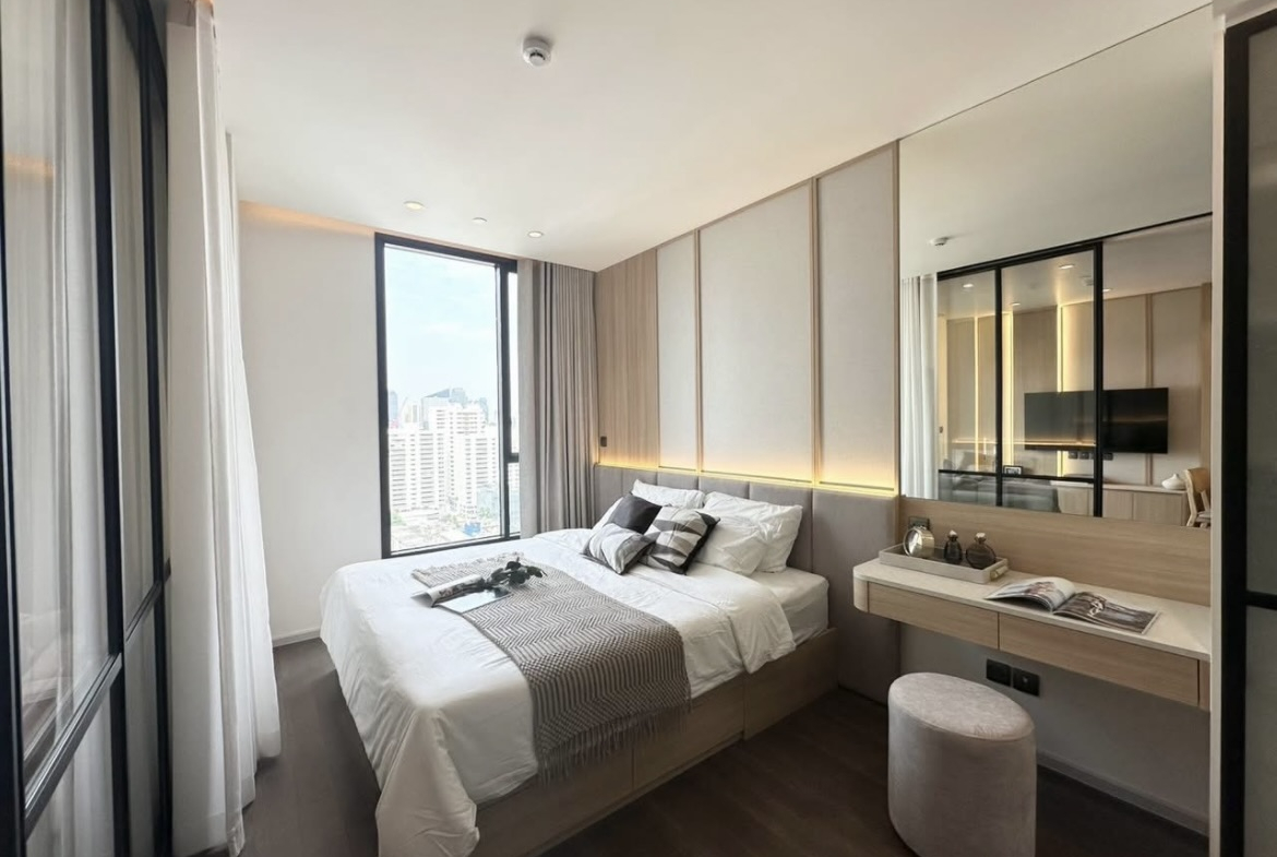 Newly renovated 1-bedroom condo for rent at MUNIQ Sukhumvit 23. Only 200m from MRT Sukhumvit & BTS Asoke. Fully furnished, unblocked view, pet friendly (cats allowed). Ready to move in now.