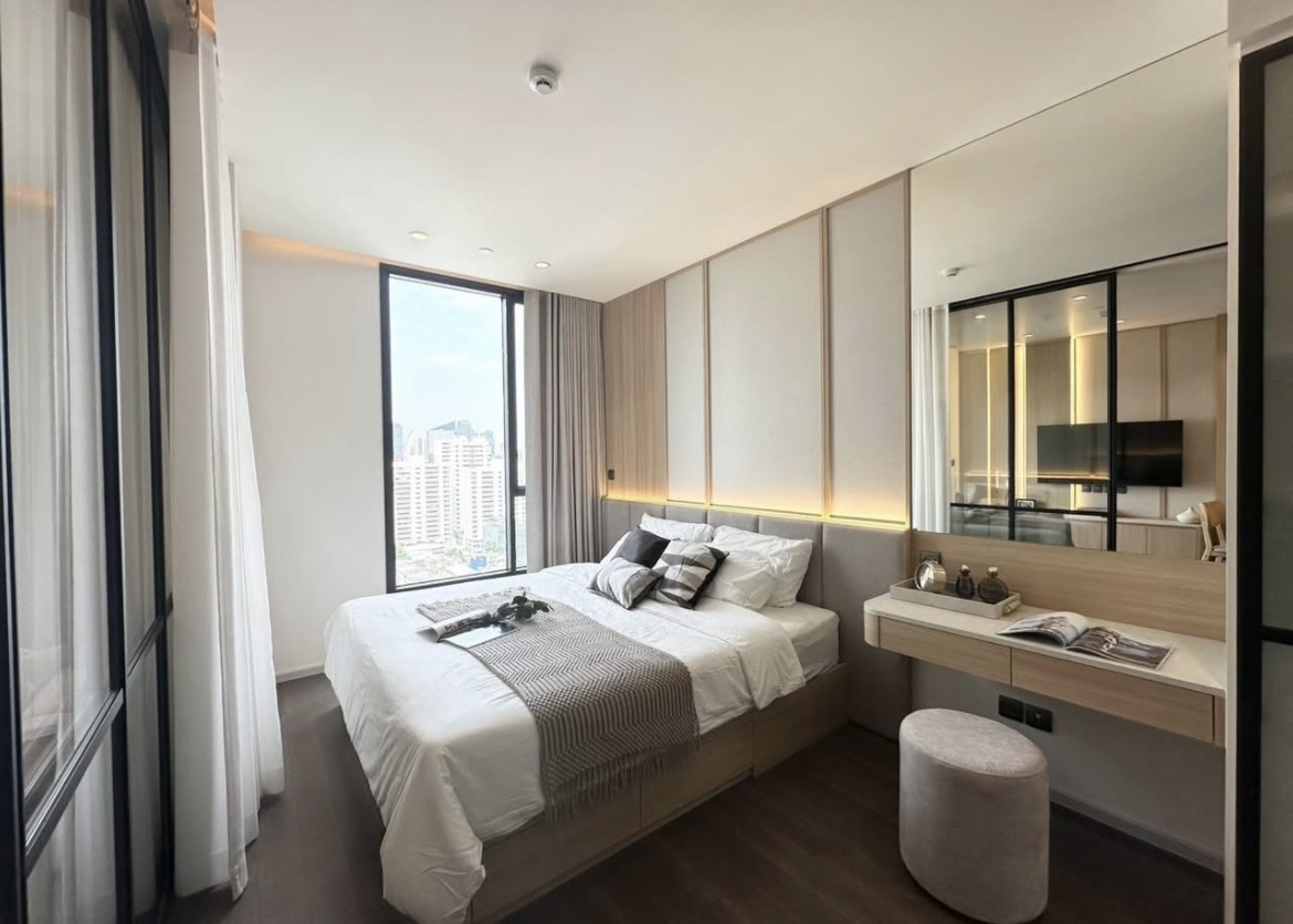 Newly renovated 1-bedroom condo for rent at MUNIQ Sukhumvit 23. Only 200m from MRT Sukhumvit & BTS Asoke. Fully furnished, unblocked view, pet friendly (cats allowed). Ready to move in now.