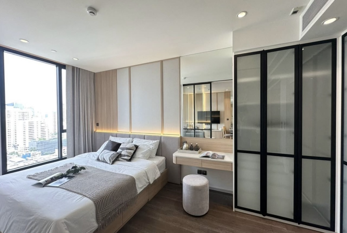 Newly renovated 1-bedroom condo for rent at MUNIQ Sukhumvit 23. Only 200m from MRT Sukhumvit & BTS Asoke. Fully furnished, unblocked view, pet friendly (cats allowed). Ready to move in now.