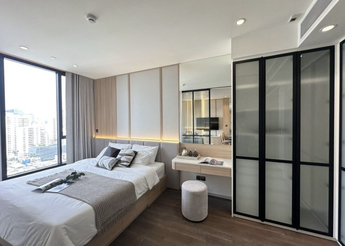 Newly renovated 1-bedroom condo for rent at MUNIQ Sukhumvit 23. Only 200m from MRT Sukhumvit & BTS Asoke. Fully furnished, unblocked view, pet friendly (cats allowed). Ready to move in now.