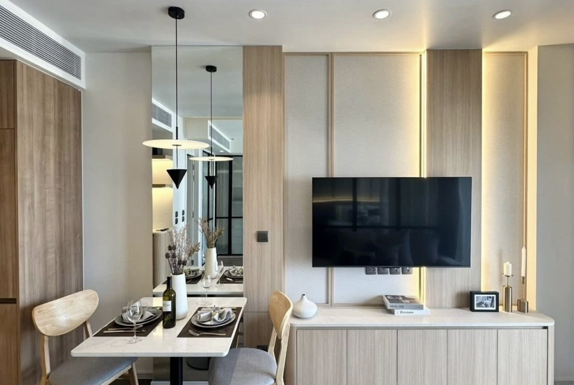 Newly renovated 1-bedroom condo for rent at MUNIQ Sukhumvit 23. Only 200m from MRT Sukhumvit & BTS Asoke. Fully furnished, unblocked view, pet friendly (cats allowed). Ready to move in now.